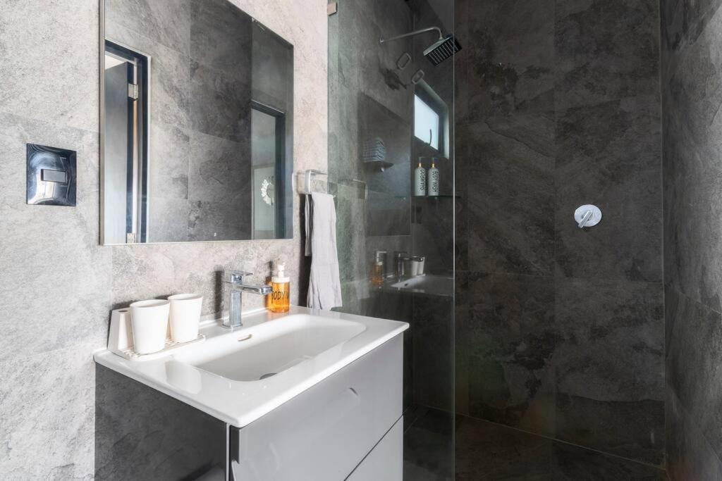 1ph Hidden Gem In Centro Fits 10 Private Terrace Holiday home *